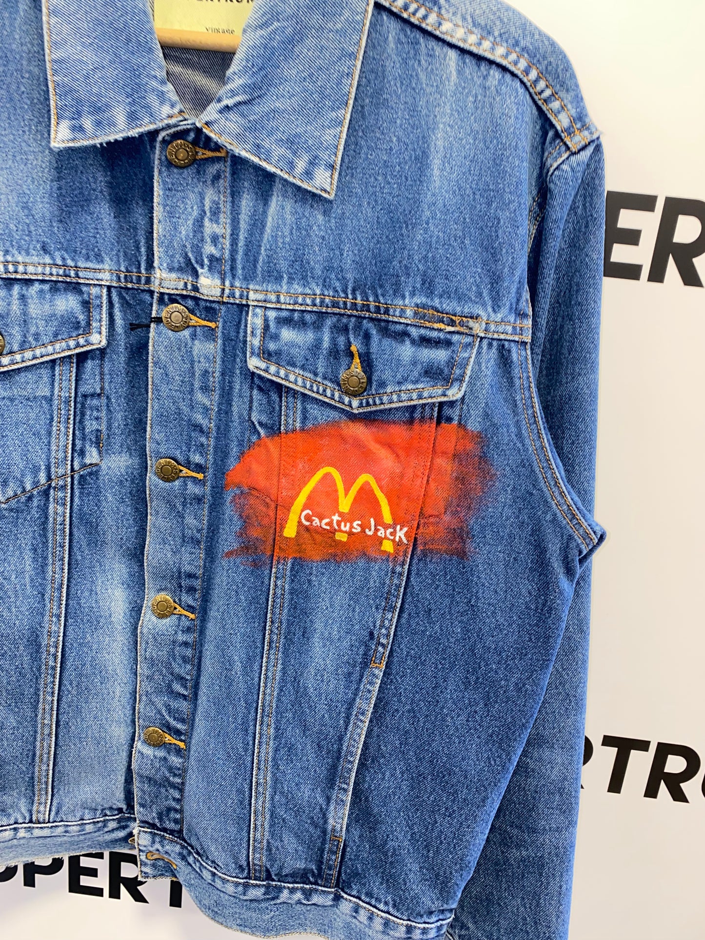 Giubbotto di jeans custom Mc Donald’s Travis Scott