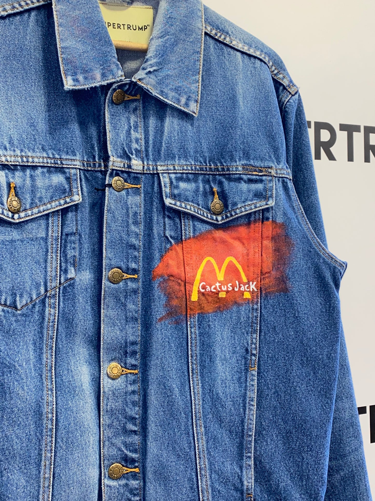 Giubbotto di jeans custom Mc Donald’s Travis Scott