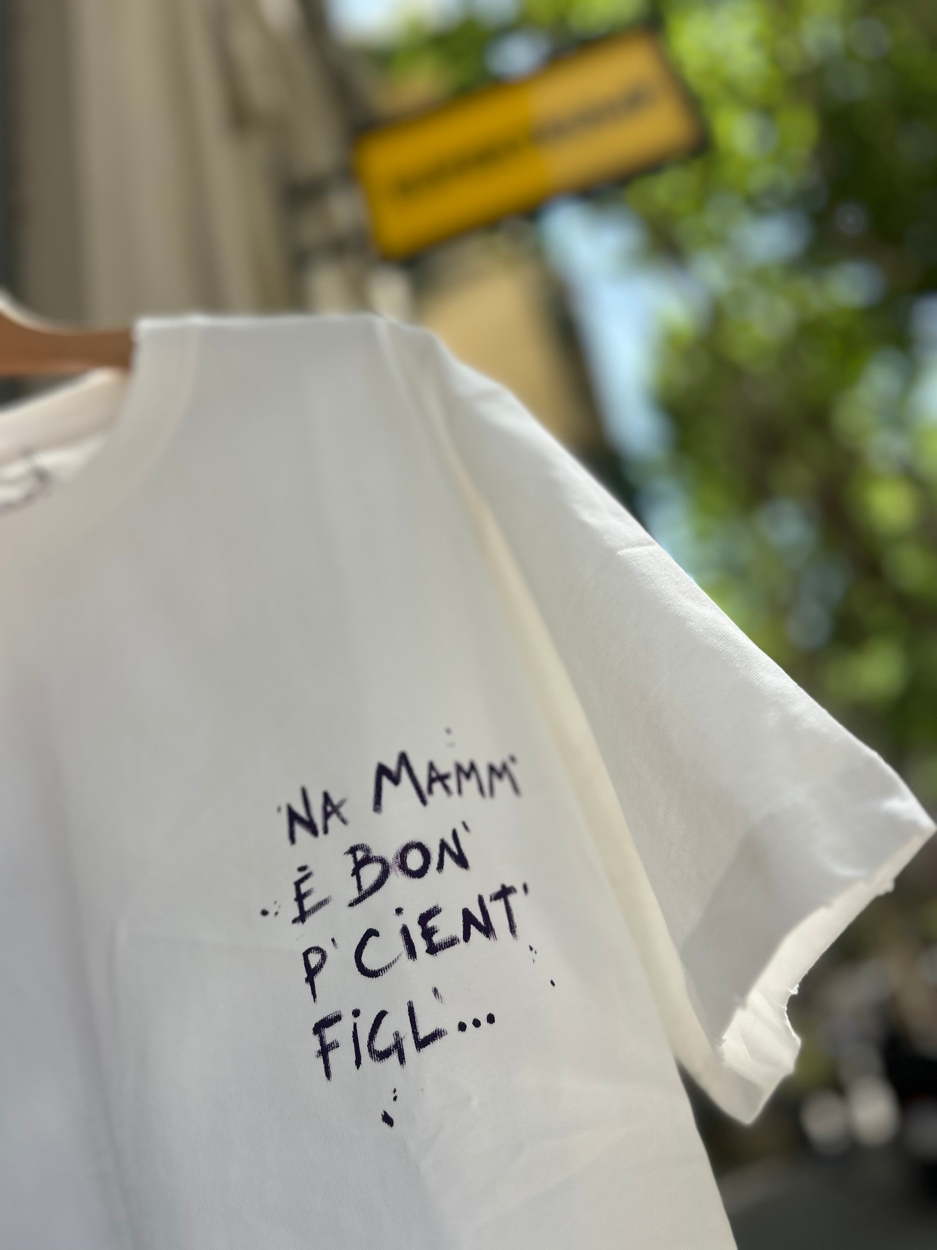 “ NA MAMM E’ BON’ P’ CIENT’ FIGL’ “ T-shirt personalizzata