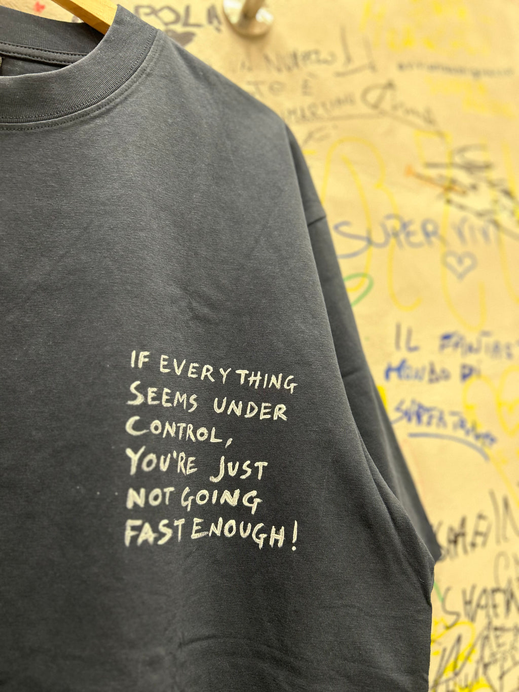 SE TUTTO SEMBRA SOTTO CONTROLLO, SEMPLICEMENTE NON STAI ANDANDO ABBASTANZA! T-shirt Personalizzata