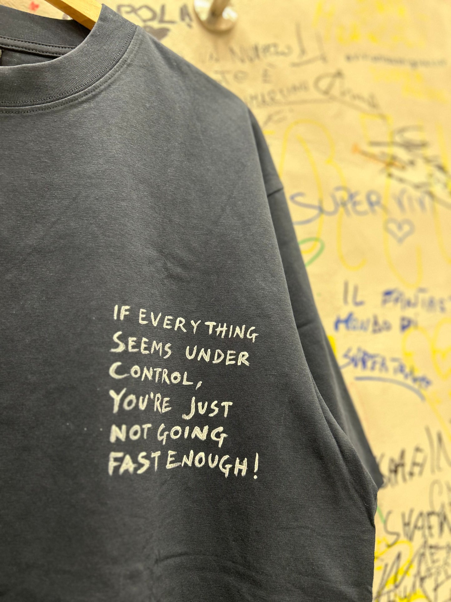 SE TUTTO SEMBRA SOTTO CONTROLLO, SEMPLICEMENTE NON STAI ANDANDO ABBASTANZA! T-shirt Personalizzata