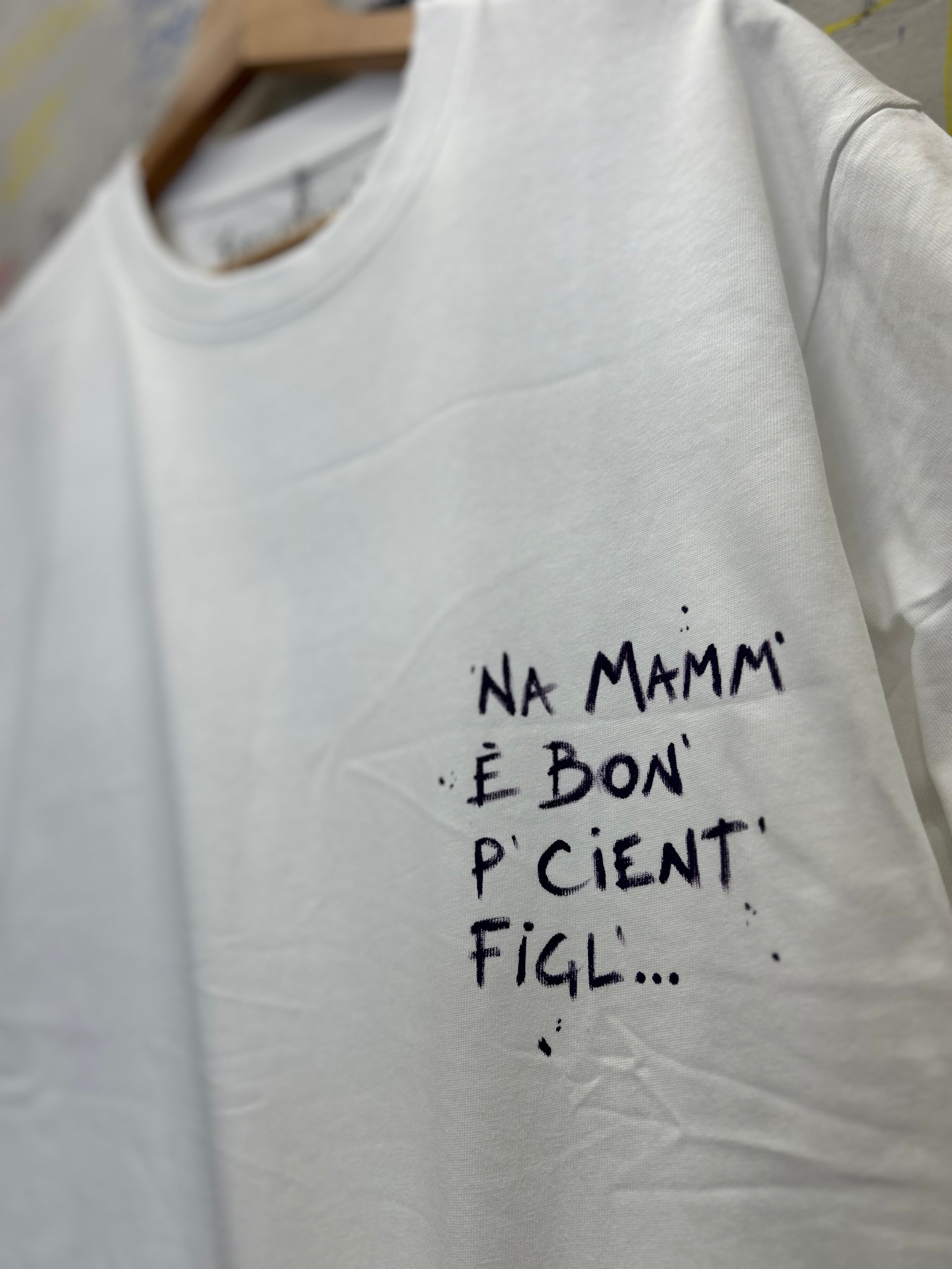 “ NA MAMM E’ BON’ P’ CIENT’ FIGL’ “ T-shirt personalizzata