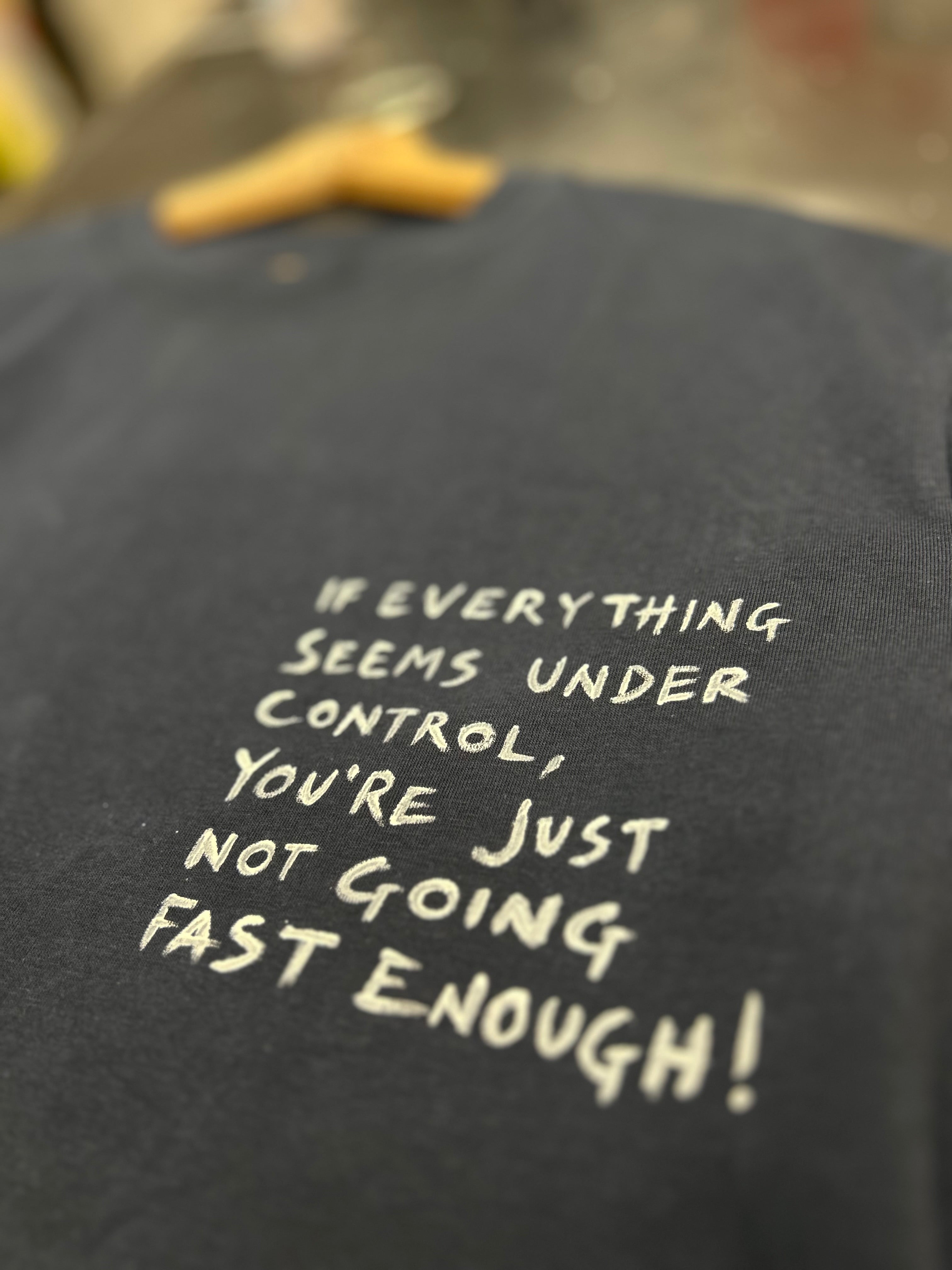 SE TUTTO SEMBRA SOTTO CONTROLLO, SEMPLICEMENTE NON STAI ANDANDO ABBASTANZA! T-shirt Personalizzata